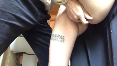 Esguichar na casa de banho da escola, um verdadeiro orgasmo espumoso - o meu professor fez o seu melhor