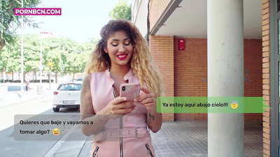 Mulher infiel prestes a foder com força o seu jovem amante enquanto o marido trabalha. Latina com mamas e um grande rabo. Afrodite de Vénus.